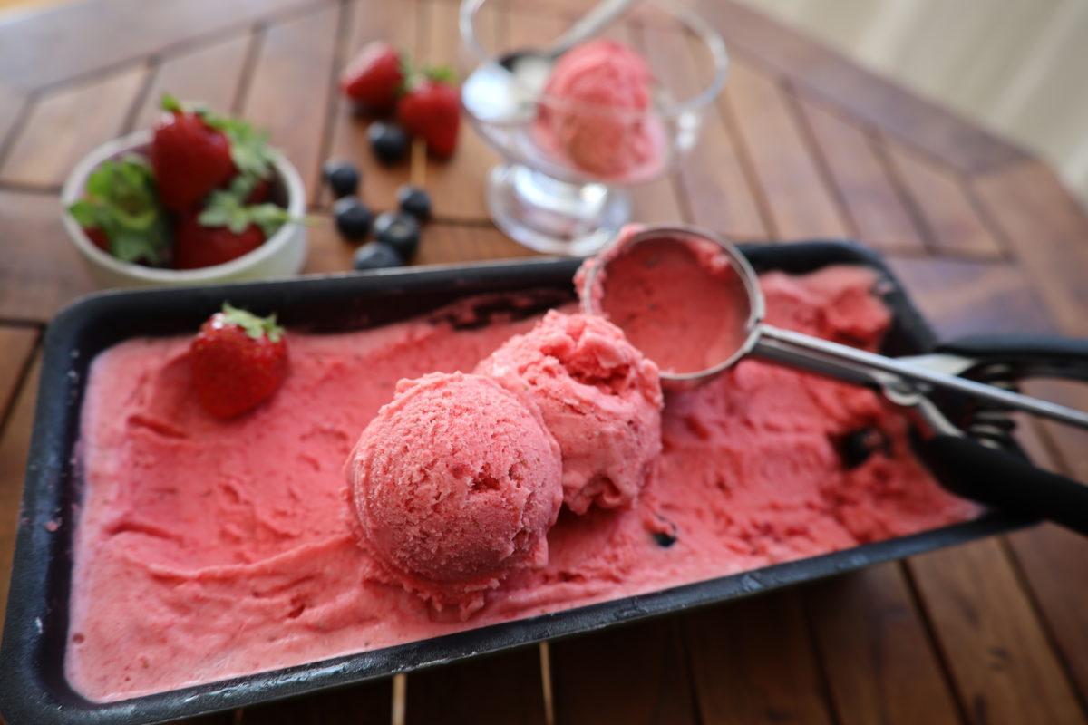 Erdbeereis selber machen mit Eismaschine – Unheimlich lecker ... Erdbeereis selber machen mit Eismaschine – Unheimlich lecker ...