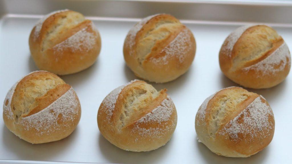 Schnelle Brötchen selber backen knusprig außen Luftig innen ...