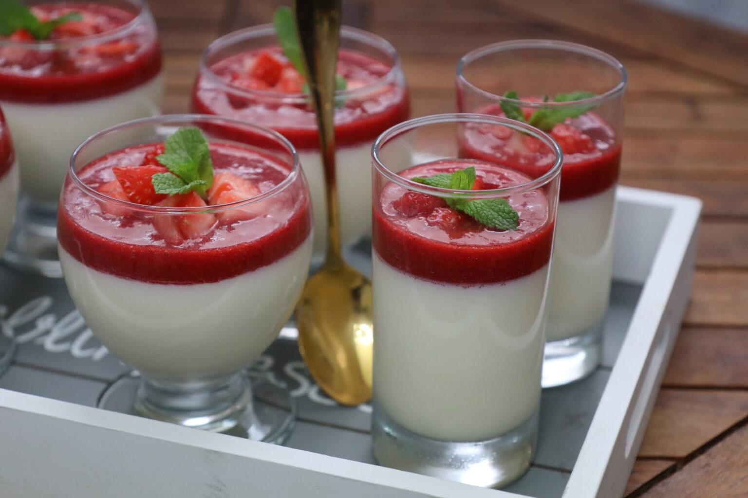 Erdbeer Panna Cotta im Glas | Einfaches &amp; Elegantes Dessert-Rezept 🍨 ...
