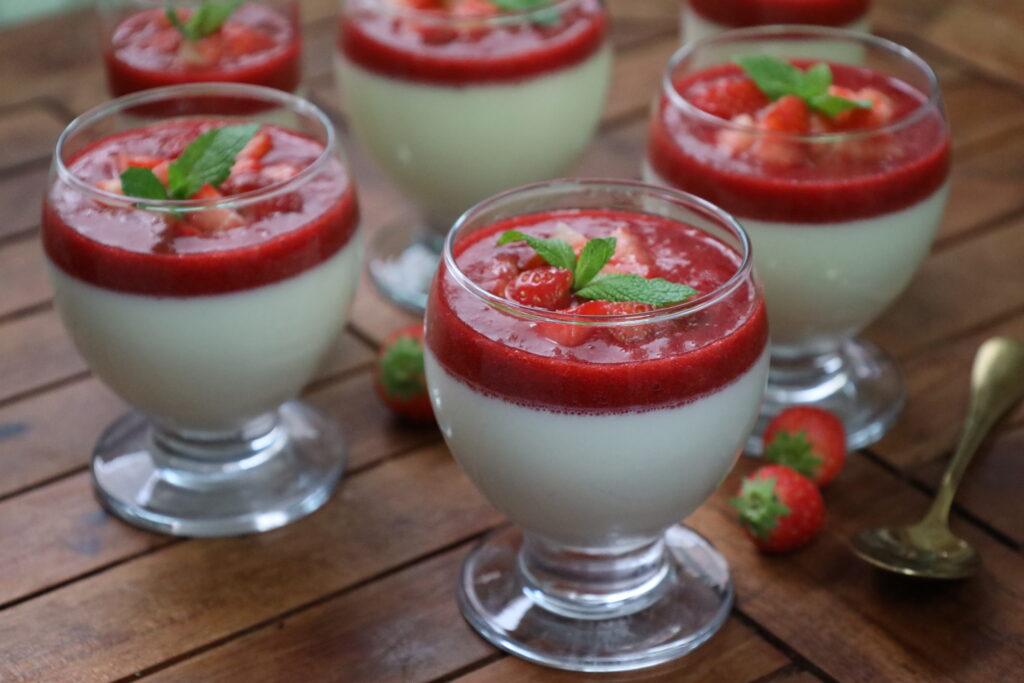 Erdbeer Panna Cotta im Glas | Einfaches &amp; Elegantes Dessert-Rezept 🍨 ...